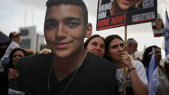Civiles observan la retrasmisión en directo de la liberación del soldado estadounidense Edan Alexander este lunes. Civiles observan la retrasmisión en directo de la liberación del soldado estadounidense Edan Alexander este lunes.