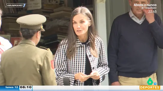 Así pide dinero a su escolta la reina Letizia al darse cuenta que no lleva efectivo en la Feria del Libro Así pide dinero a su escolta la reina Letizia al darse cuenta que no lleva efectivo en la Feria del Libro