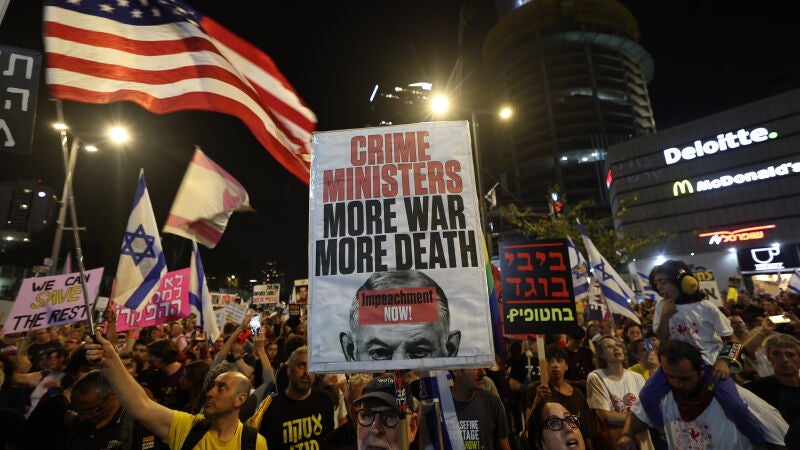 Una protesta en Tel Aviv, Israel, este sábado 10 de mayo pide la liberación de los rehenes y el fin de la ofensiva israelí sobre Gaza.