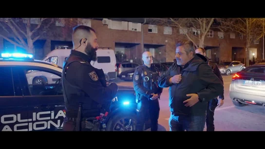 La reacción de Jalis de la Serna cuando la Policía le pone un chaleco antibalas antes de subirse a su coche La reacción de Jalis de la Serna cuando la Policía le pone un chaleco antibalas antes de subirse a su coche