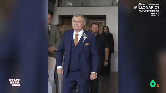 El divertido lapsus de un padre durante la boda de su hija: se olvida de llevarla al altar El señor era el padrino y el encargado de llevar a su hija hasta el altar. Un chico de la organización fue el encargado de recordarle que había hecho el paseo hacia el altar sin lo más importante.