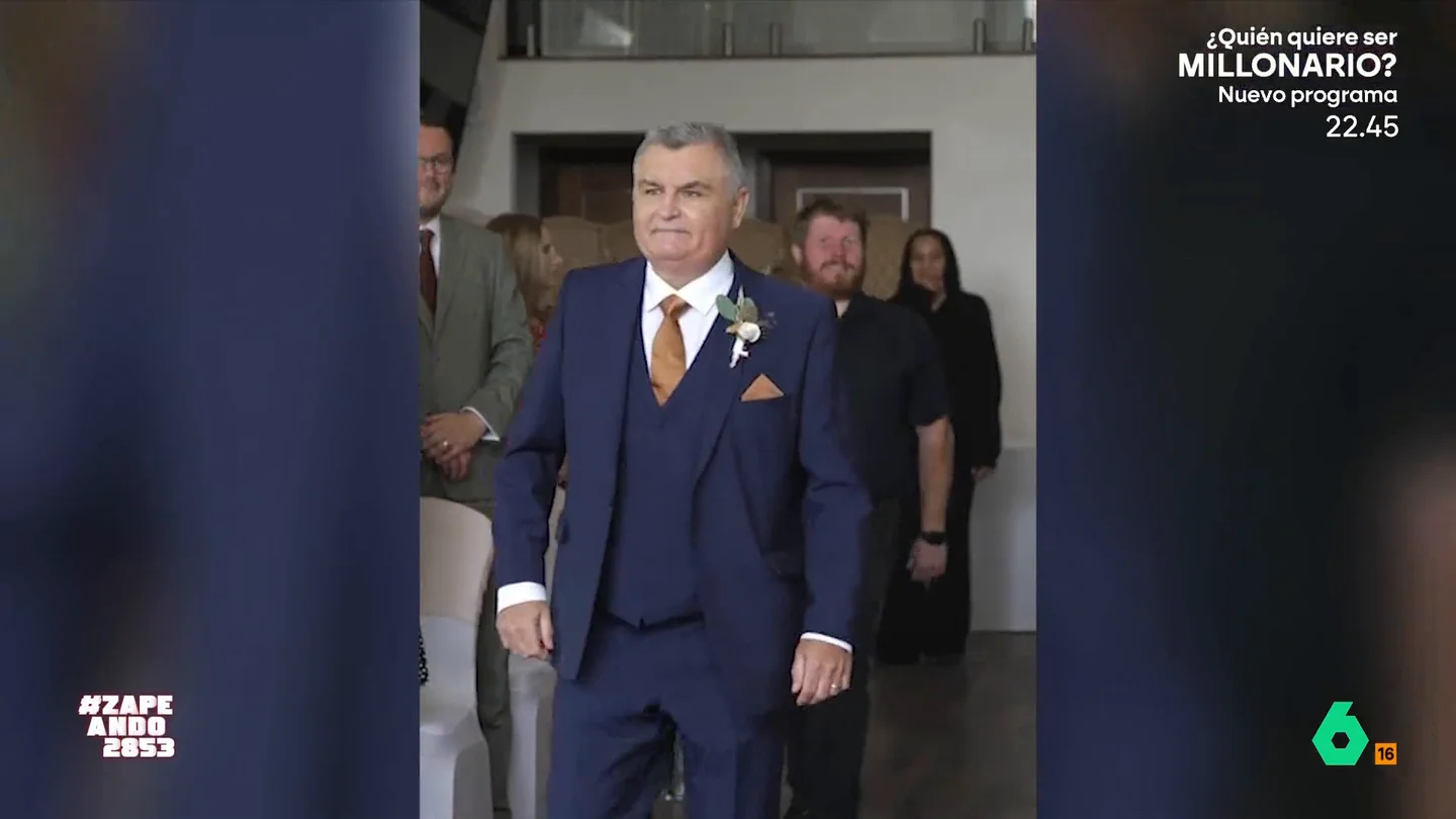 El divertido lapsus de un padre durante la boda de su hija: se olvida de llevarla al altar El señor era el padrino y el encargado de llevar a su hija hasta el altar. Un chico de la organización fue el encargado de recordarle que había hecho el paseo hacia el altar sin lo más importante.