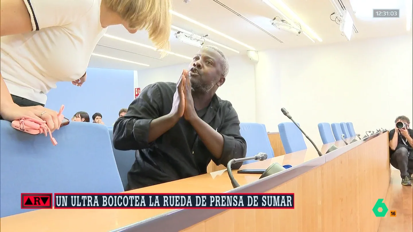 El agitador ultra Bertrand Ndongo revienta una rueda de prensa de Sumar en el Congreso: "Le ruego que se calle" El agitador ultra Bertrand Ndongo revienta una rueda de prensa de Sumar en el Congreso: "Le ruego que se calle"