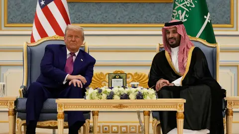 El presidente de Estados Unidos (EEUU), Donald Trump, en Riad este martes junto al príncipe heredero de Arabia Saudí, Bin Salmán. El presidente de Estados Unidos (EEUU), Donald Trump, en Riad este martes junto al príncipe heredero de Arabia Saudí, Bin Salmán.