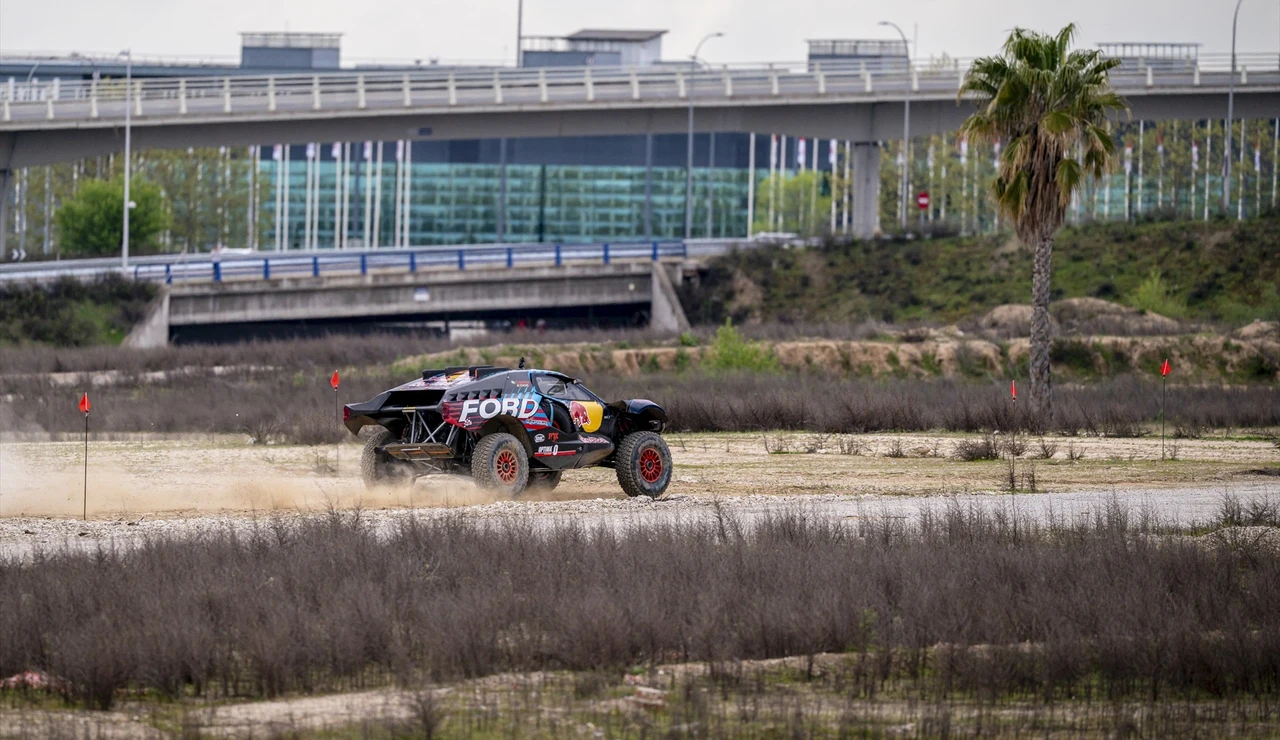 Carlos Sainz pilota el Ford Raptor T1+ en la primera vuelta completa a Madring