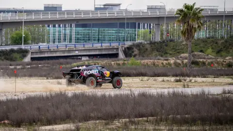 Carlos Sainz pilota el Ford Raptor T1+ en la primera vuelta completa a Madring Carlos Sainz pilota el Ford Raptor T1+ en la primera vuelta completa a Madring