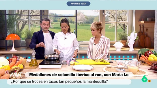 Iñaki López, sobre la salsa de ron de María Lo: "Me bautizaba con esto..." La chef ha preparado unos medallones de solomillo ibérico que ha acompañado con una deliciosa salsa de ron. El presentador de Más Vale Tarde no ha podido evitar probarla mojando un poco de pan.