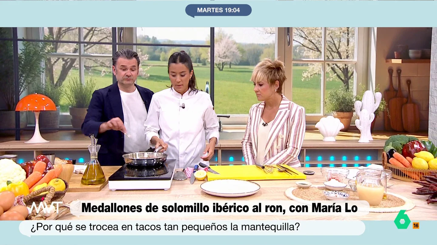 Iñaki López, sobre la salsa de ron de María Lo: "Me bautizaba con esto..." La chef ha preparado unos medallones de solomillo ibérico que ha acompañado con una deliciosa salsa de ron. El presentador de Más Vale Tarde no ha podido evitar probarla mojando un poco de pan.