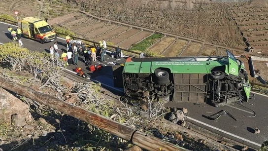 Imagen del autobús accidentado en San Sebastián de La Gomera. Imagen del autobús accidentado en San Sebastián de La Gomera.