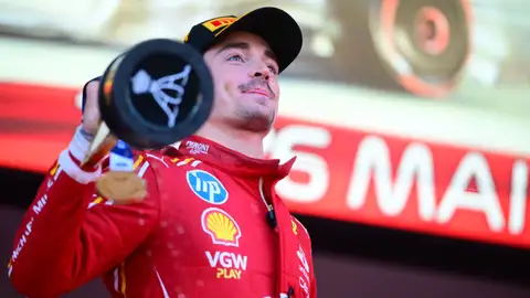 Charles Leclerc posa con el trofeo después de vencer en el GP de Mónaco 2024 Charles Leclerc posa con el trofeo después de vencer en el GP de Mónaco 2024