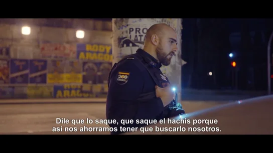 "Saca el hachís porque así nos ahorramos tener que buscarlo nosotros": Un Policía Nacional, en un registro en Apatrullando "Saca el hachís porque así nos ahorramos tener que buscarlo nosotros": Un Policía Nacional, en un registro en Apatrullando