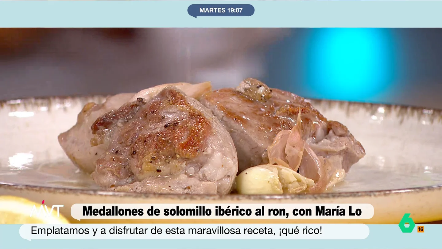 Cómo hacer unos medallones de solomillo ibérico al ron de la mano de la chef María Lo La cocinera María Lo regresa al plató de Más Vale Tarde para seguir mostrándonos sus habilidades como cocinera. Hoy lo hace con una receta de medallones de solomillo de cerdo ibérico al ron. ¡Deliciosa!