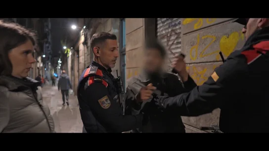 "¡Qué te ha dicho!": un detenido por los Mossos de escuadra en el Raval se enfrenta a las cámaras de laSexta "¡Qué te ha dicho!": un detenido por los Mossos de escuadra en el Raval se enfrenta a las cámaras de laSexta