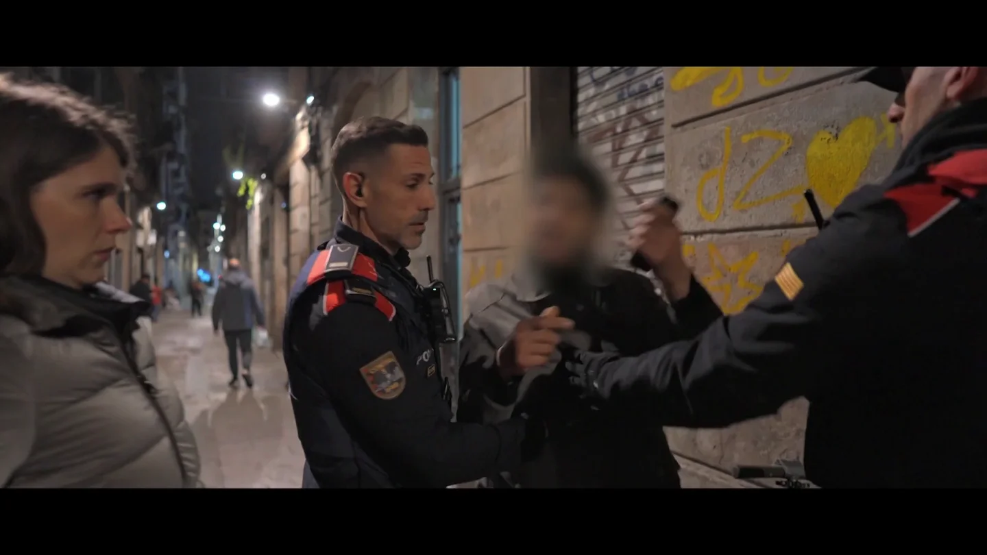 "¡Qué te ha dicho!": un detenido por los Mossos de escuadra en el Raval se enfrenta a las cámaras de laSexta "¡Qué te ha dicho!": un detenido por los Mossos de escuadra en el Raval se enfrenta a las cámaras de laSexta