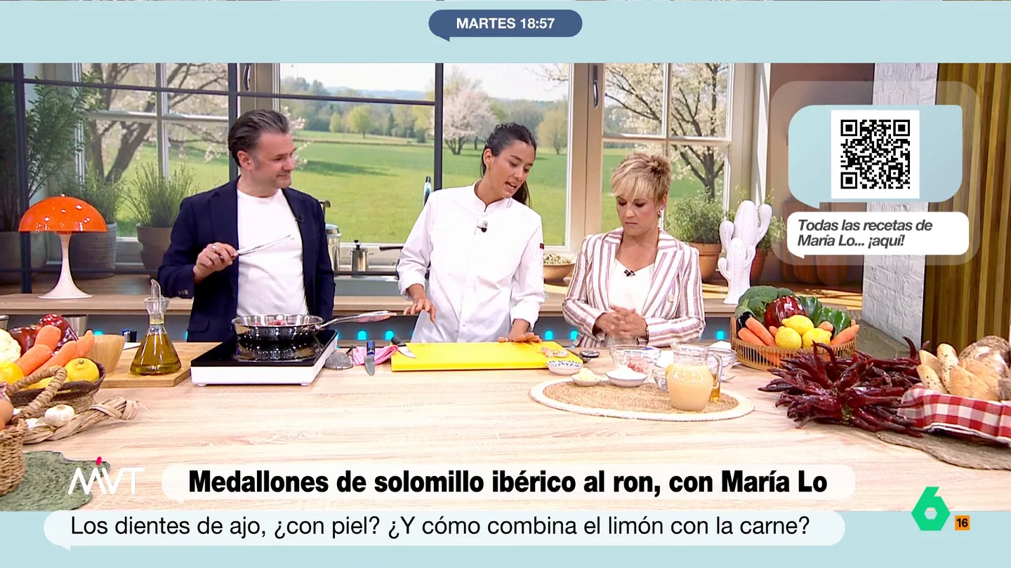 Iñaki López alucina con los medallones de solomillo que cocina María Lo: "Me los untaba por el cuerpo" El presentador de Más Vale Tarde ha sido el encargado de dar la vuelta a los solomillos. Iñaki ha tenido un pequeño susto ya que, al dar la vuelta a una de las piezas, esta se quedaba pegada a la sartén.