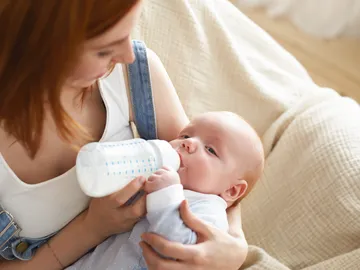 Bebé tomando biberón Bebé tomando biberón