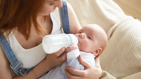 Bebé tomando biberón Bebé tomando biberón