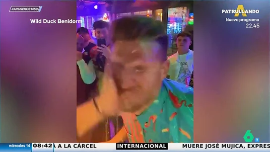El bar de Benidorm en el que te dan un bofetón y te tiran un vaso de agua a la cara antes de servirte El bar de Benidorm en el que te dan un bofetón y te tiran un vaso de agua a la cara antes de servirte
