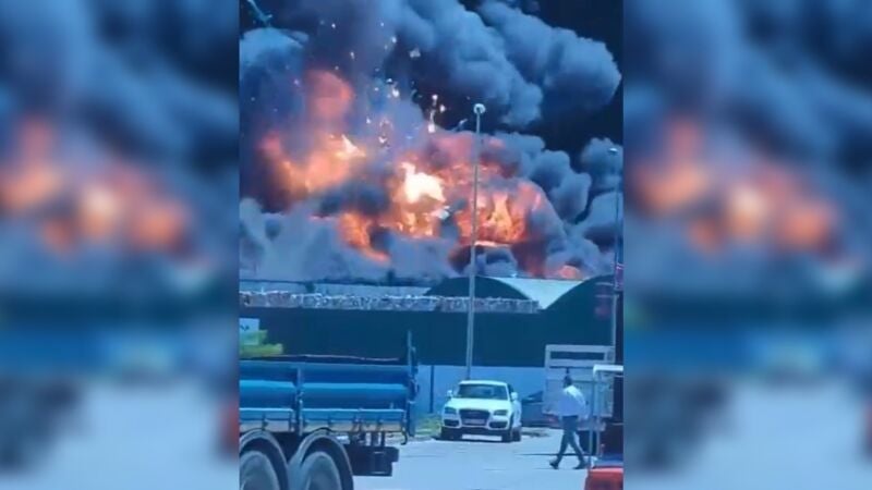 Las espectaculares imágenes de la brutal explosión en un nave de químicos en Alcalá de Guadaíra (Sevilla)