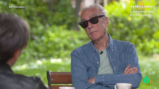Juan José Millás reflexiona sobre la muerte: "En un momento, te miras al espejo y ves al muerto que serás" El escritor acaba de lanzar 'Ese imbécil va a escribir una novela'. En la misma, el autor reflexiona, entre otras cosas, sobre la vejez. Millás afirma que a él no le da miedo envejecer "porque vas poco a poco".