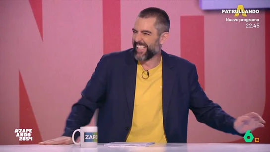 Dani Mateo vuelve a Zapeando: "Ayer preferí quedarme en casa para veros" El presentador afirma que decidió pedir un día libre para así poder ver el programa desde su casa. Aunque, como 'desvela' después, a mitad del programa decidió poner uno presentado por él.