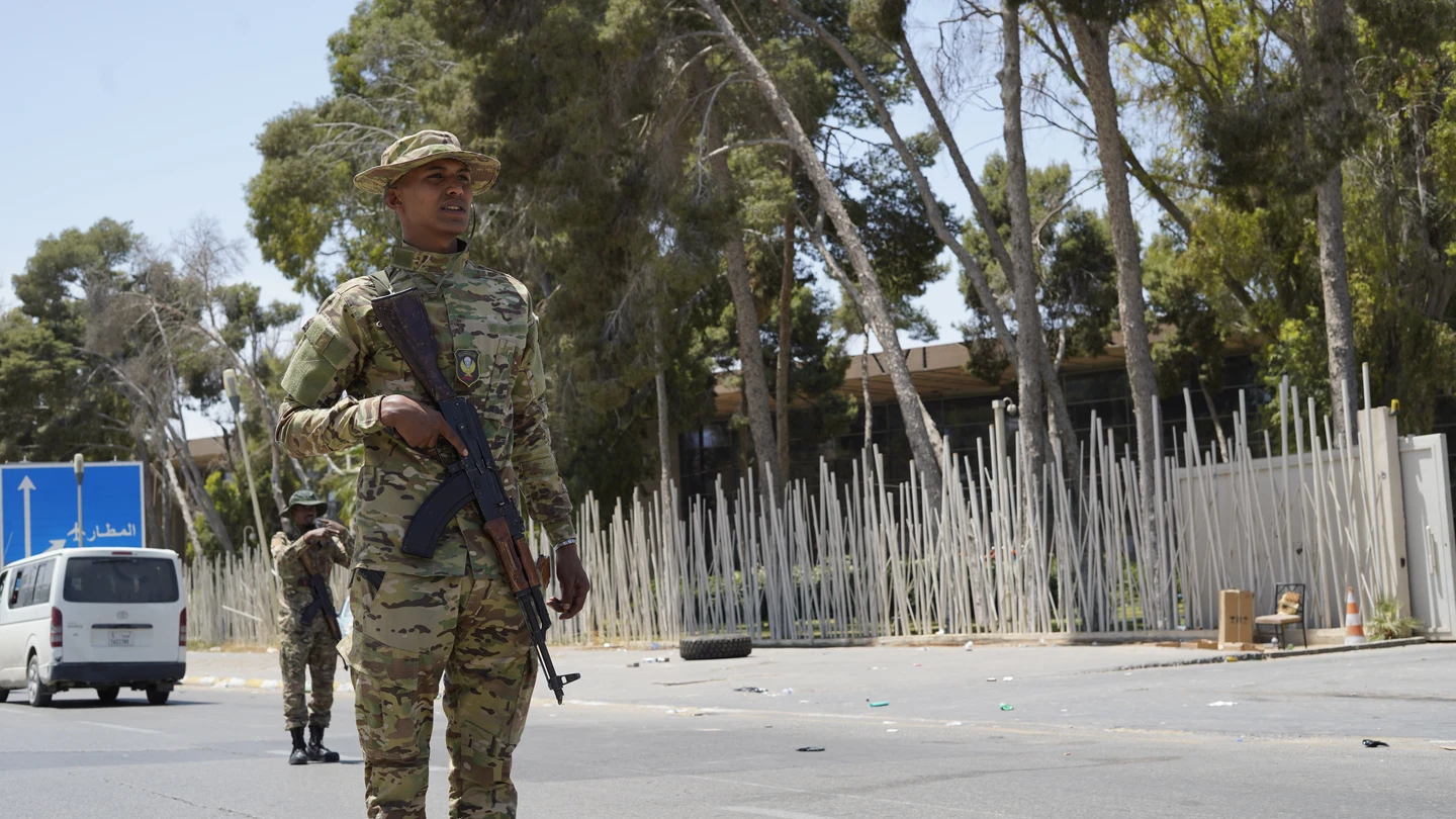 Miembros de las fuerzas de seguridad de las autoridades reconocidas internacionalmente en Libia tras los combates en la capital, Trípoli Miembros de las fuerzas de seguridad de las autoridades reconocidas internacionalmente en Libia tras los combates en la capital, Trípoli