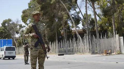 Miembros de las fuerzas de seguridad de las autoridades reconocidas internacionalmente en Libia tras los combates en la capital, Trípoli Miembros de las fuerzas de seguridad de las autoridades reconocidas internacionalmente en Libia tras los combates en la capital, Trípoli