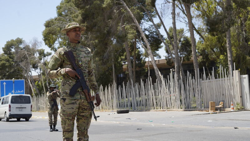 Miembros de las fuerzas de seguridad de las autoridades reconocidas internacionalmente en Libia tras los combates en la capital, Trípoli