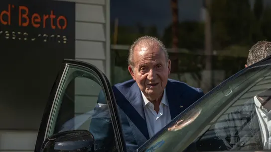 El rey emérito Juan Carlos de Borbón a su salida este miércoles, de un restaurante en O Grove (Pontevedra). El rey emérito Juan Carlos de Borbón a su salida este miércoles, de un restaurante en O Grove (Pontevedra).