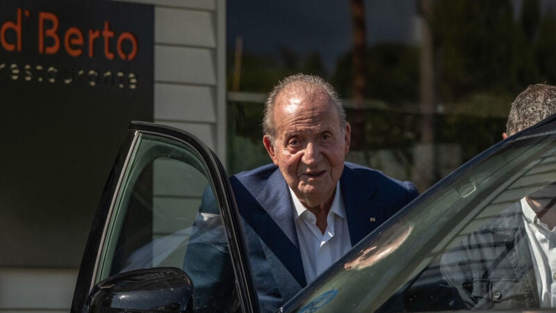 El rey emérito Juan Carlos de Borbón a su salida este miércoles, de un restaurante en O Grove (Pontevedra). 