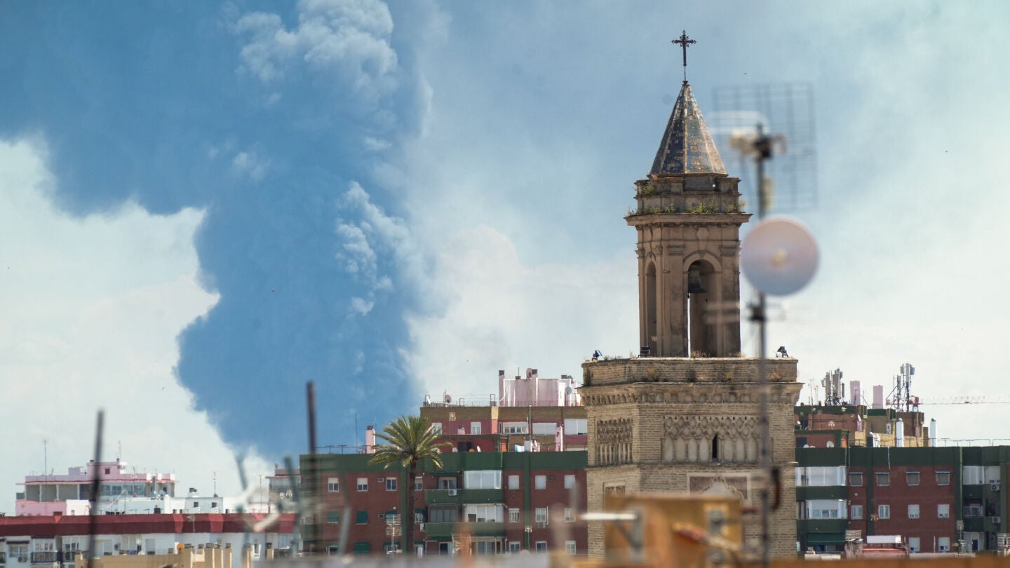 El incendio en Alcalá de Guadaíra visto desde Sevilla