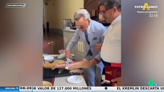 Los gritos en el plató de Aruser@s al ver a Ortega Cano cortar jamón: "Un poco más y le quita la barriga al pobre hombre" Los gritos en el plató de Aruser@s al ver a Ortega Cano cortar jamón: "Un poco más y le quita la barriga al pobre hombre"
