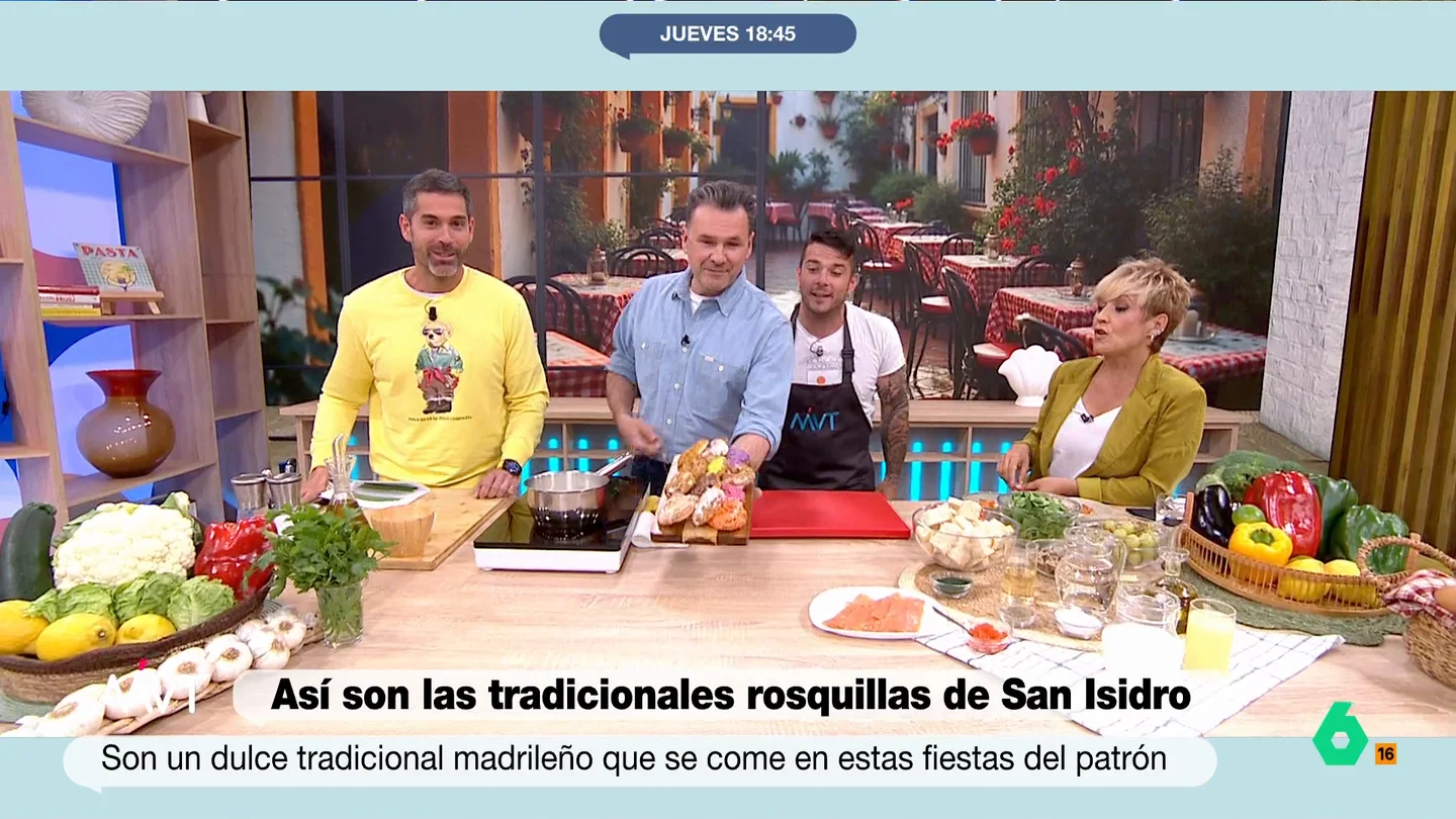 Iñaki López y Cristina Pardo degustan rosquillas tontas y listas: "Qué momento cardiosaludable..." Los presentadores viven San Isidro desde el plató del programa comiendo uno de los dulces estrella de esta festividad. Como cuenta Ojeda, las 'tontas' son las que no tienen nada mientras que las 'listas' están cubiertas de glaseado.