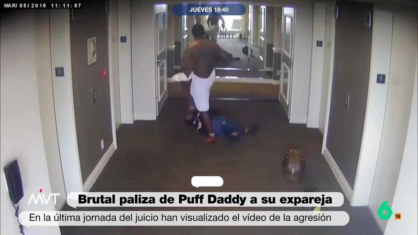 La brutal paliza del rapero Diddy Combs a su expareja cuando trataba de huir: el vídeo se reproduce durante el juicio En las imágenes se puede ver como el artista agrede brutalmente a su expareja, Cassie Ventura. La joven trataba de escapar de una orgía a la que había acudido, obligada por Combs.