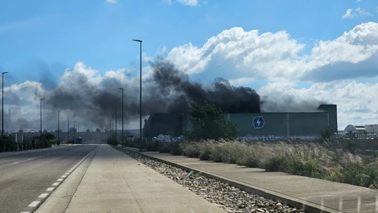 Los bomberos sofocan un incendio en una empresa de reciclaje de Zaragoza. Los bomberos sofocan un incendio en una empresa de reciclaje de Zaragoza.
