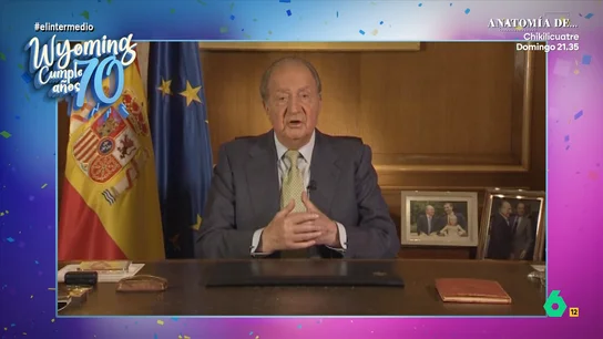 El 'rey Juan Carlos I' felicita a Wyoming en su 70 cumpleaños: "¿A qué hora es la fiesta? No me ha llegado la invitación" El 'emérito' ha enviado un mensaje muy especial al presentador de El Intermedio con motivo de su cumpleaños. El 'rey Juan Carlos I' afirma que irá a la fiesta con su nieto Froilán ya que es muy fan "de las fiestas con barra libre".