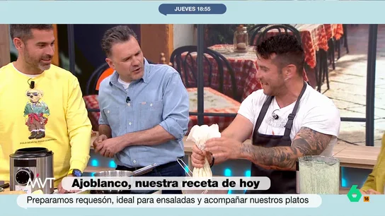 Iñaki López se quema haciendo requesón: "Esto empieza a ser un programa de riesgo para mí" El chef Carlos Maldonado ha querido gastar una broma al presentador y le ha pedido ayuda para colar el requesón. Esto ha provocado que Iñaki se queme las manos.