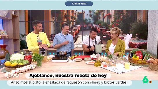 "Estas cucharas son de cuando Matías Prats hizo la mili": Iñaki López pide renovar la cubertería de Más Vale Tarde El chef, con estrella Michelin, Carlos Maldonado, ha preparado un delicioso ajoblanco con salmón ahumado y requesón que ha acompañado además, con tomates o brotes verdes.