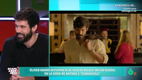 Oliver Ruano, sobre su personaje en 'Eva y Nicole': "Esconde dolor y algo oscuro" El actor interpreta a Oliver, hijo de Nicole y piloto privado, y amante, de Eva. La serie está ambientada en la Marbella de los años 80, una época que, para el actor, "fue una fantasía".