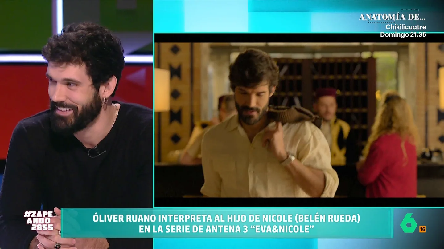 Oliver Ruano, sobre su personaje en 'Eva y Nicole': "Esconde dolor y algo oscuro" El actor interpreta a Oliver, hijo de Nicole y piloto privado, y amante, de Eva. La serie está ambientada en la Marbella de los años 80, una época que, para el actor, "fue una fantasía".