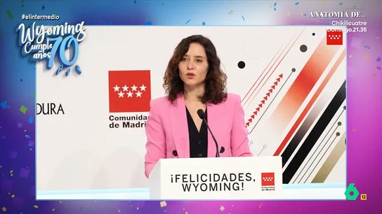 'Isabel Díaz Ayuso' felicita a Wyoming y le concede la medalla de la Comunidad: "Es de cemento armado y pesa 80 kilos" La 'presidenta de la Comunidad de Madrid' ha querido destacar la valía profesional del presentador de El Intermedio otorgándole este llamativo distintivo que, como ha anunciado, le colgará al cuello ella personalmente.