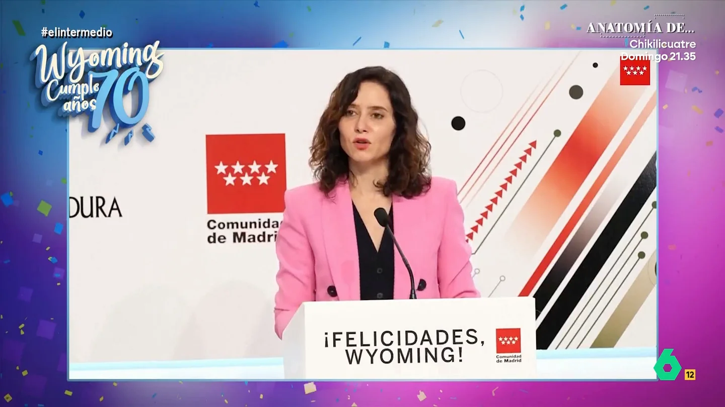 'Isabel Díaz Ayuso' felicita a Wyoming y le concede la medalla de la Comunidad: "Es de cemento armado y pesa 80 kilos" La 'presidenta de la Comunidad de Madrid' ha querido destacar la valía profesional del presentador de El Intermedio otorgándole este llamativo distintivo que, como ha anunciado, le colgará al cuello ella personalmente.