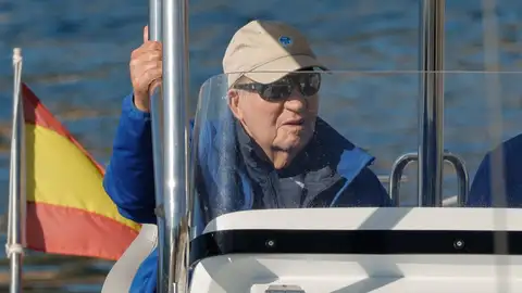 El rey emérito Juan Carlos I navegando en Sanxenxo. El rey emérito Juan Carlos I navegando en Sanxenxo.