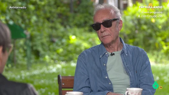 Juan José Millás, sobre la vejez: "A partir de cierta edad uno empieza a preguntarse qué clase de viejo será" El escritor ha compartido con la reportera qué hace para mantenerse en forma a su 79 años. Millás cuenta que hace pilates, camina, rodea el sofá y lee mucho.