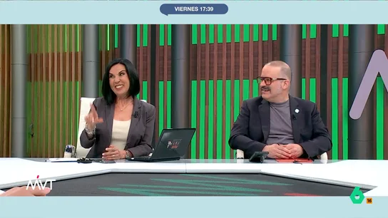 Iñaki López comenta el estilo de Beatriz de Vicente: "Blanco o negro, aunque ella es muy verderona..." El presentador de Más Vale Tarde no duda en valorar el estilismo que han escogido tanto él como los colaboradores del programa. Según Iñaki, la mesa parece "una junta de administración de una inmobiliaria".