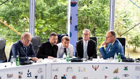 Tusk, Macron, Starmer y Merz arropan a Zelenski en su conversación telefónica con Trump Tusk, Macron, Starmer y Merz arropan a Zelenski en su conversación telefónica con Trump