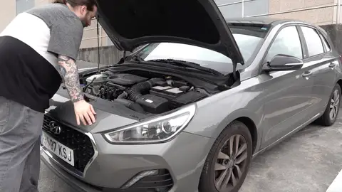 Hombre mirando el motor de su coche Hombre mirando el motor de su coche