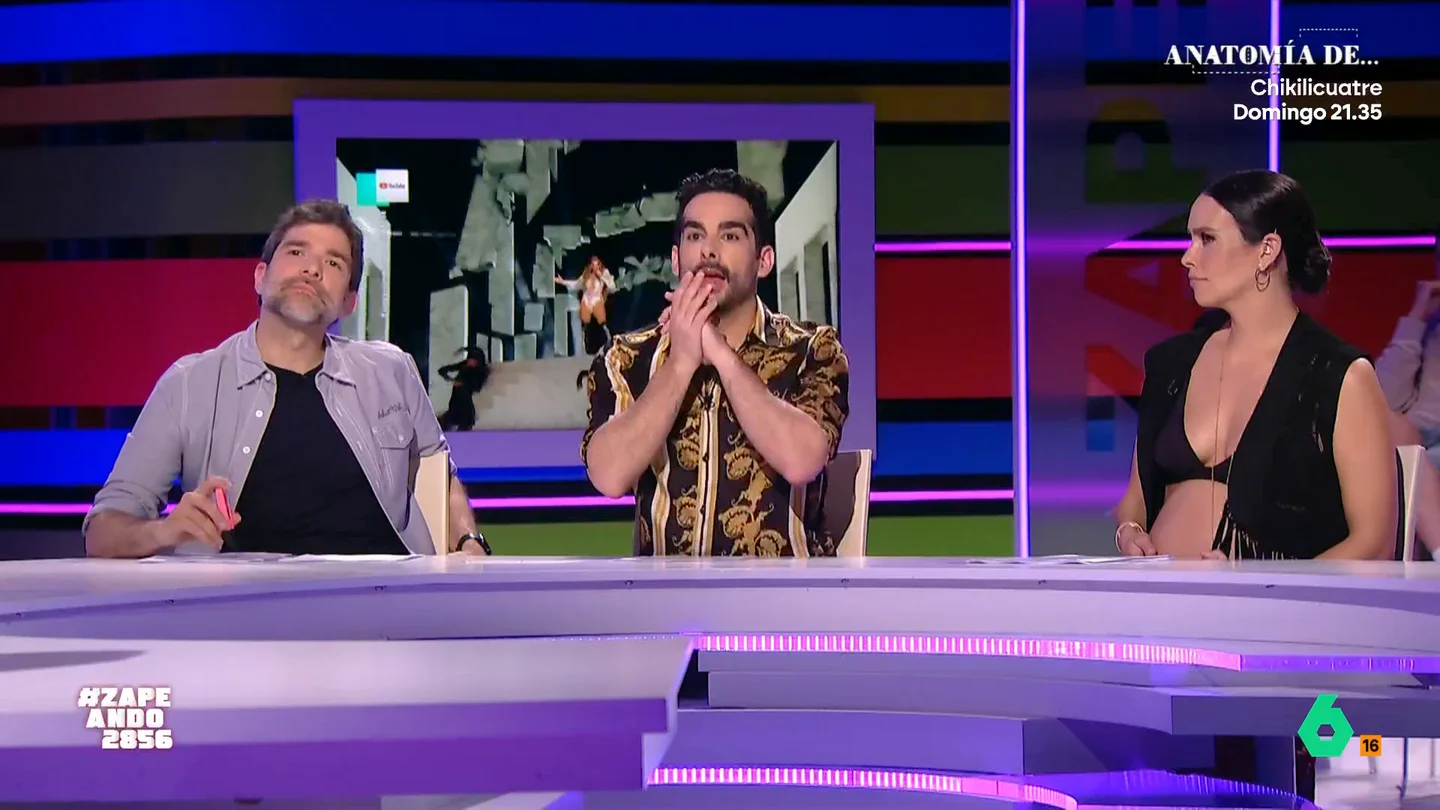 Juan Sanguino desvela en qué puesto cree que quedará Melody en Eurovisión: "Estaremos en el top 10 si hace el helicóptero" El periodista explica que, en este momento, la cantante se sitúa en el puesto 12 en las apuestas. Esto no tiene porque traducirse en que la artista logre esa posición.