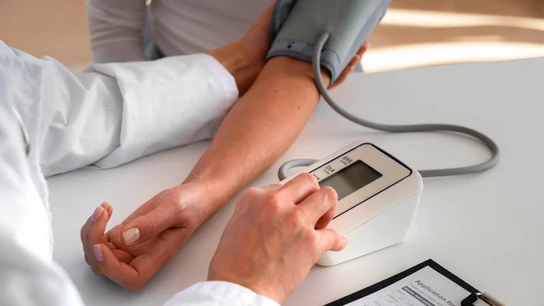 Una mujer tomándose la tensión arterial Una mujer tomándose la tensión arterial