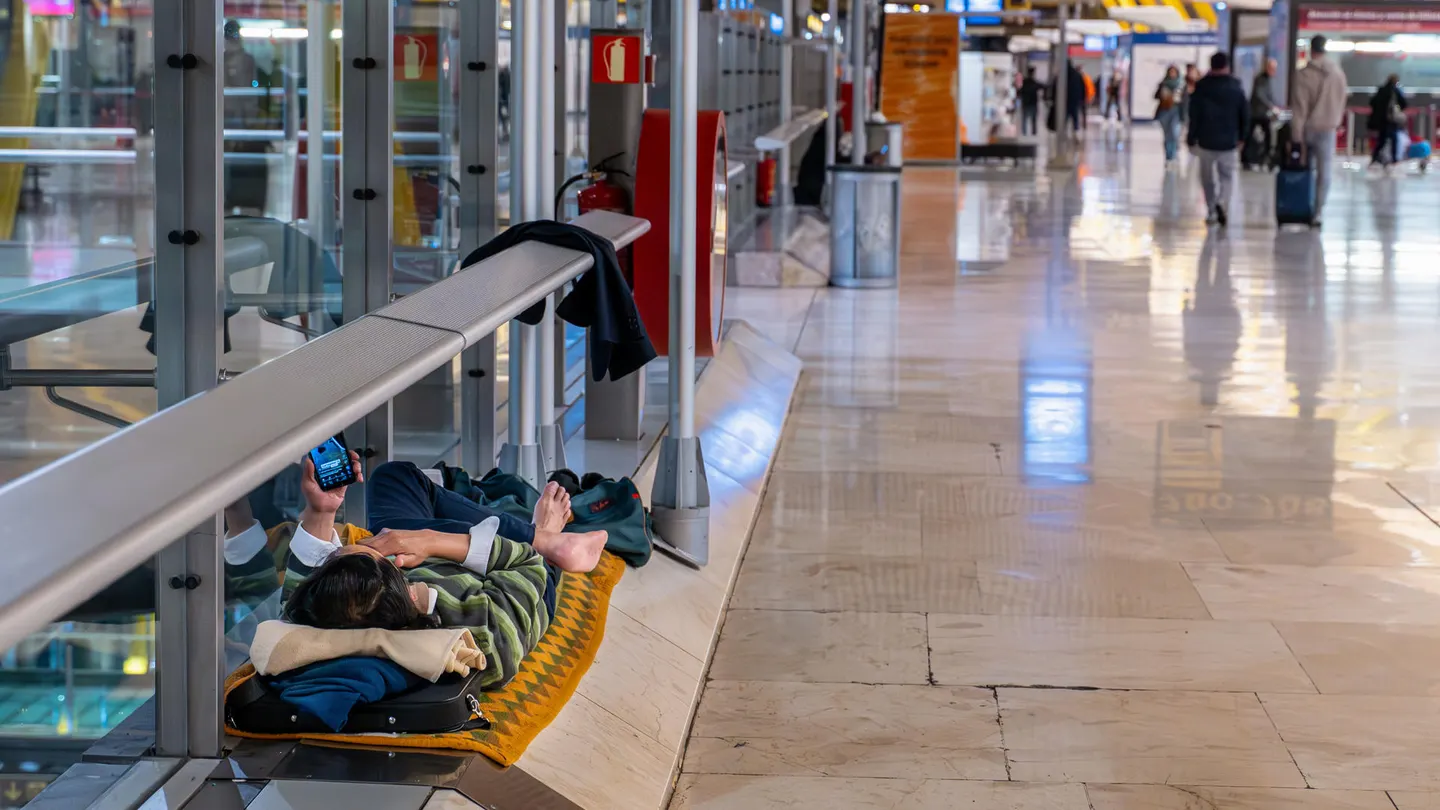 Una persona sin hogar, en Barajas Una persona sin hogar, en Barajas